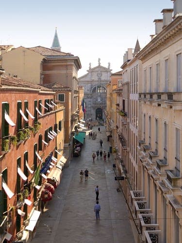 Zagreb calle street view from hotel window