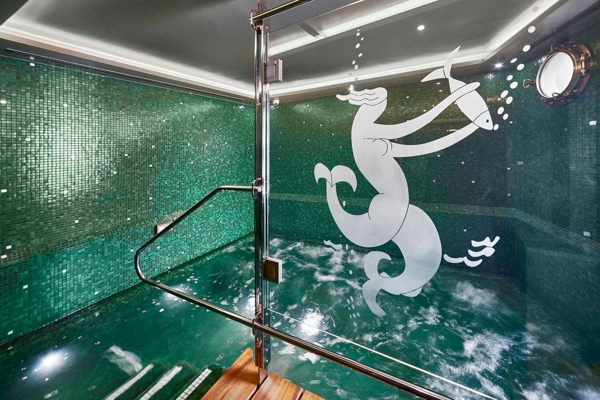 Wellness spa emerald tiles
